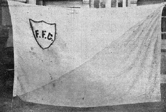 A primeira bandeira do Fluminense guardada até hoje na nossa Sala de Troféus