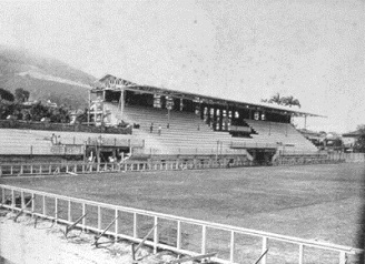 Parte das arquibancadas e tribuna quase prontas