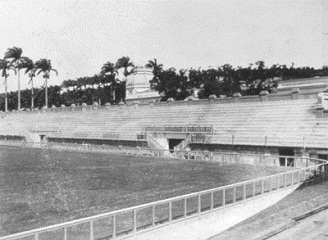 As arquibancadas do lado oposto já prontas, eram mais inclinadas e ainda não havia o segundo lance. A capacidade de público no anel do moderno estádio era bem maior