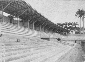 Arquibancadas atrás do gol da Rua Pinheiro Machado. O anel se fechava