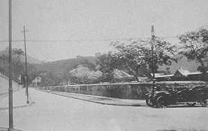 Rua Guanabara. O muro do campo e a arquibancada que pode ser identificada por seu telhado à direita da foto.