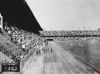 Dia de jogo, estádio cheio. Em detalhe a pista de atletismo. (Acervo do F.F.C.)