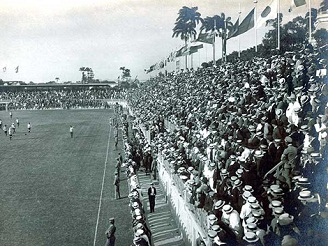 O estádio estava sempre lotado. O terno e o chapéu de palhinha era a vestimenta dos grandes eventos. O estádio estava sempre lotado. O terno e o chapéu de palhinha era a vestimenta dos grandes eventos.