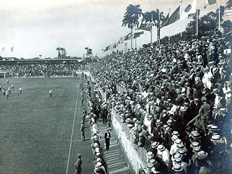 O estádio estava sempre lotado. O terno e o chapéu de palhinha era a vestimenta dos grandes eventos.