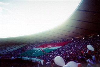 A bandeira tricolor no meio da torcida.