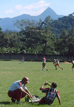 Um atleta recebe atendimento Um atleta recebe atendimento