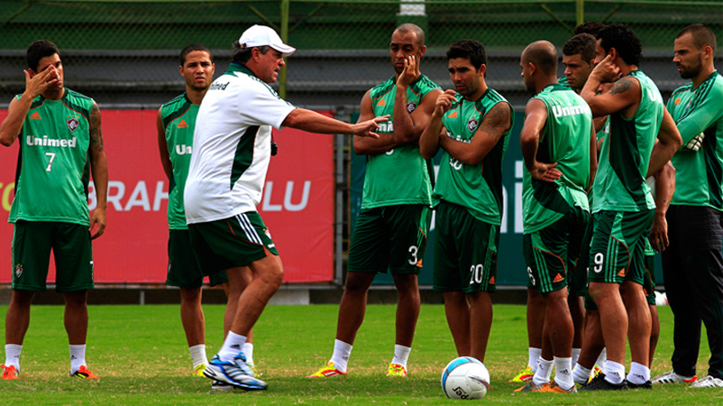 Abel orienta os jogadores no coletivo - Foto: Nelson Perez / Fluminense FC