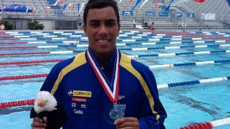 Luiz Felipe Outerelo com a medalha de bronze